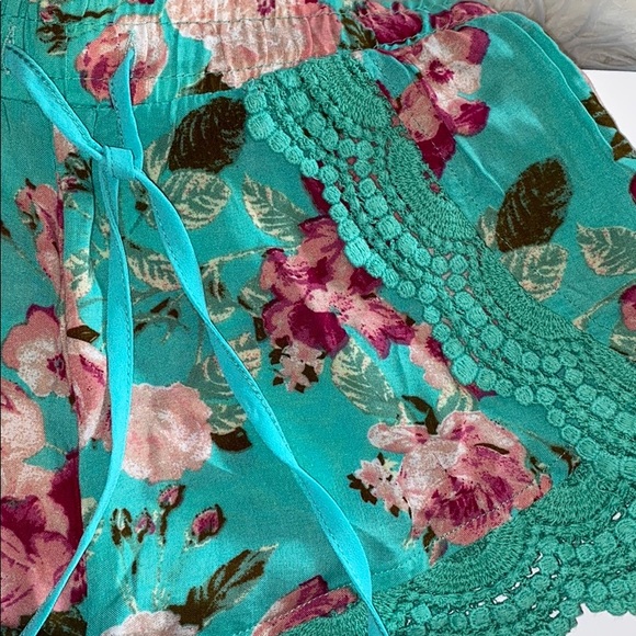 Floral shorts - Picture 2 of 3